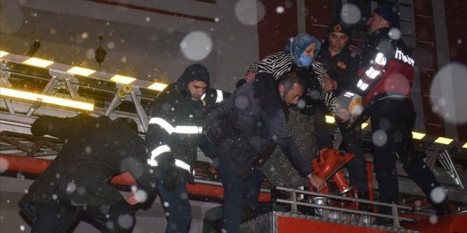 Kars'ta 6 katlı binada çıkan yangında dumandan etkilenen 41 kişi hastaneye kaldırıldı