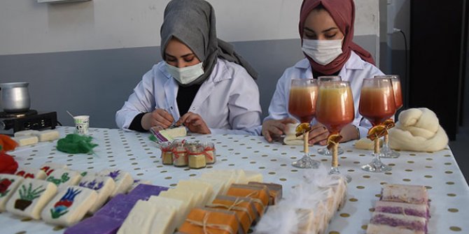 Atık yağlar öğrencilerin elinde sabuna dönüşüyor