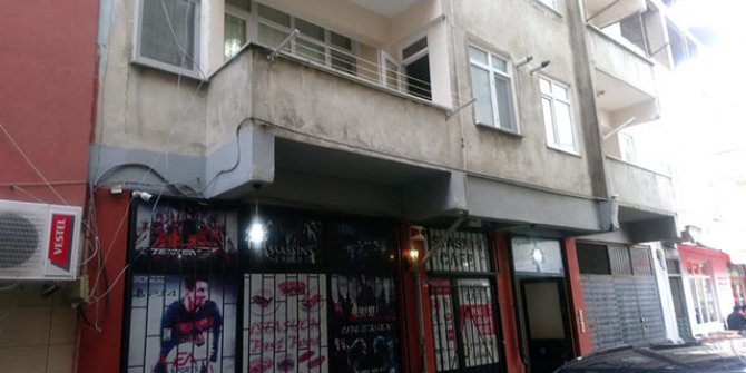 Eşini boğazını kesip öldürdükten sonra intihar etti