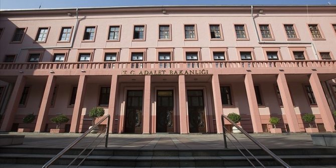 Adalet Bakanlığı, adliyelerde görev yapmak üzere 10 işaret dili tercümanı istihdam edecek