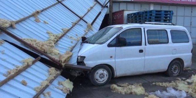 Şiddetli rüzgarda uçan çatı, park halindeki araçların üzerine düştü