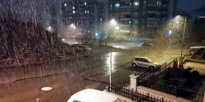 Ankara'da 3'üncü cemrenin ardından yağan kar şaşkınlık yarattı
