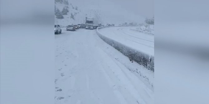 Kar yağışı nedeniyle kapanan Antalya-Denizli kara yolu kontrollü olarak ulaşıma açıldı