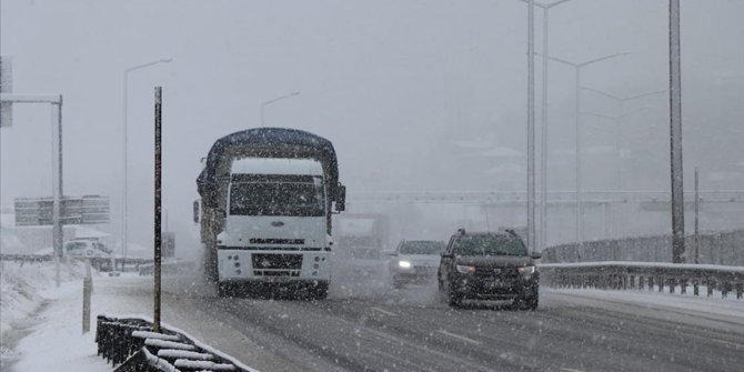 Adana-Ankara Otoyolu'nda etkili olan kar trafiği aksatıyor