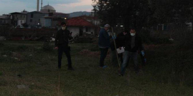 Fidan dikmek için kazdığı çukurda el bombası buldu