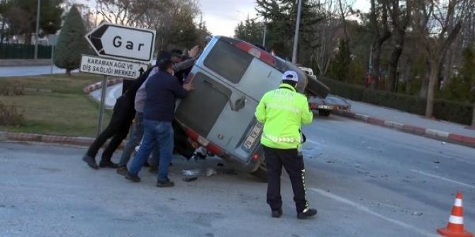 Yol ortası devrilen aracı 6 kişi kaldırıp düzeltti