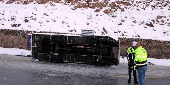 Kayseri'de Endonezyalı turistleri taşıyan midibüs devrildi: 3'ü ağır 25 yaralı