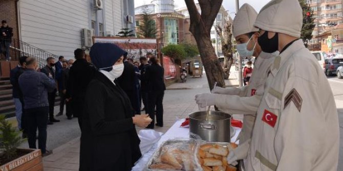 Hatay’da vatandaşlara Çanakkale şehitlerinin bir öğünlük menüsü ikram edildi