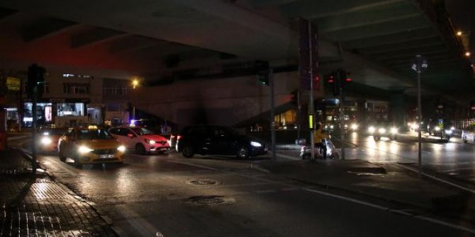 Hız ve yağış yüzünden kontrolden çıkan motosiklet ışıklarda bekleyen araçlara çarptı: 1 ölü 1 yaralı