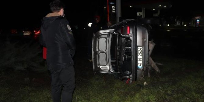 Refüje devrilen otomobilin sürücüsü yaralandı