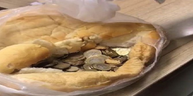Dilencinin topladığı paralar, ekmek arasından çıktı
