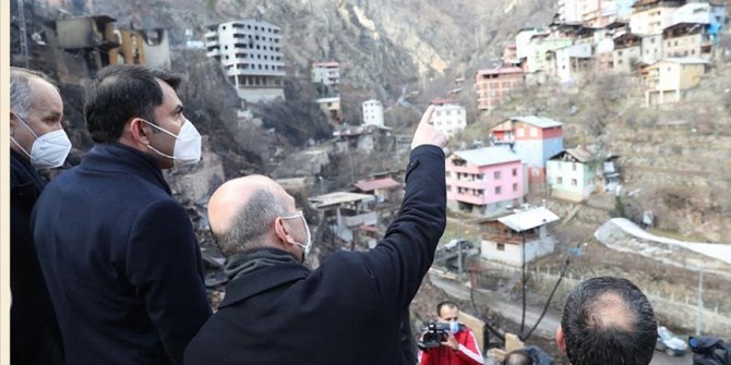 Bakanlar Soylu ve Kurum, çok sayıda evin yandığı Yusufeli ilçesi Dereiçi köyünde incelemelerde bulundu