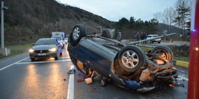 Kontrolden çıkan otomobil MOBESE kamerası direğine çarptı: 3 yaralı