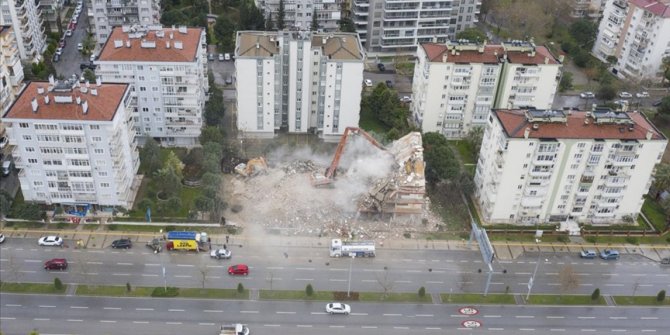 İzmir'deki depremde ağır hasar gören 488 bina daha yıkılacak