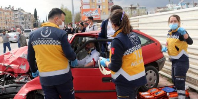 Otomobiliyle makas atan sürücü, motosiklet ile yaya kadınlara çarptı: 1 ölü, 3 yaralı