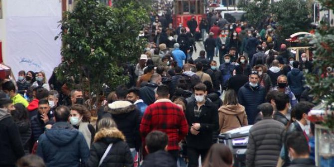 İstiklal Caddesi'nde hafta sonu yoğunluğu