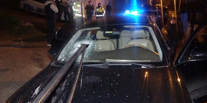 'Dur' ihtarına uymayan otomobile köprünün demirleri saplandı; 3 gözaltı