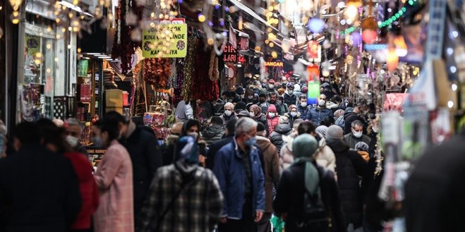 Gündüzleri binlerce kişiyi ağırlayan Tahtakale'de 15 kişi ikamet ediyor
