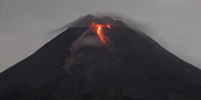Endonezya'da Merapi Yanardağı'nda patlama