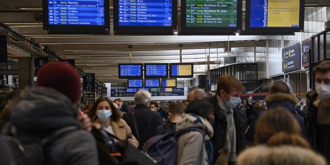 Fransa'da son 24 saatte 30 bin 581 Kovid-19 vakası tespit edildi