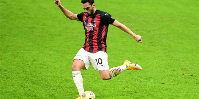 Hakan Çalhanoğlu Milan'a Fiorentina karşısında galibiyeti getirdi