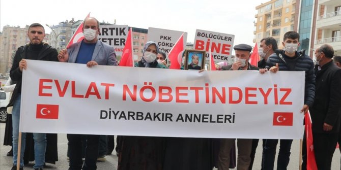 Batman'dan gelen anne 2 oğlu için Diyarbakır'daki evlat nöbetine katıldı