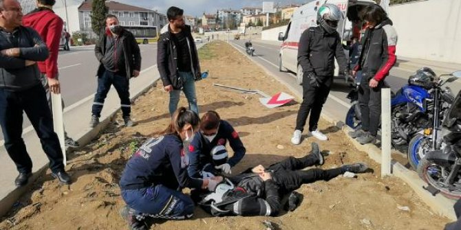 Yön tabelasına çarpan motosikletin sürücüsü yaralandı