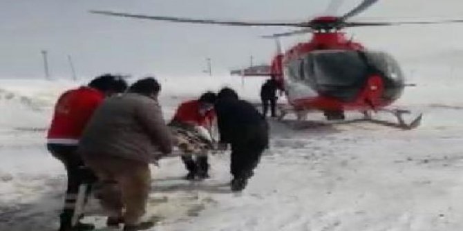 Ağrı'da kardan yolu kapanan köydeki hamile kadın ambulans uçakla hastaneye yetiştirildi