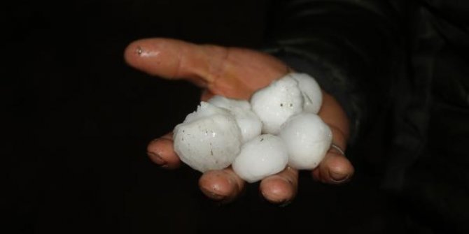 Tokat’ta dolu yağışı kenti beyaza bürüdü