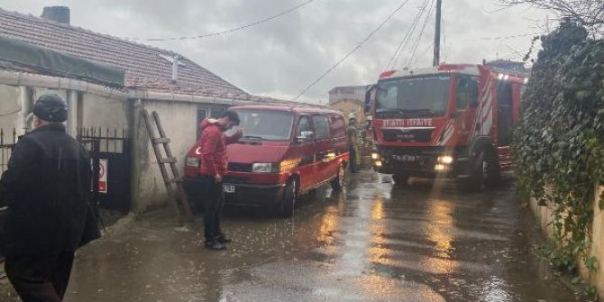 Beykoz'da binanın çatısına yıldırım düştü