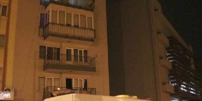 Apartman dairesine çatıdan girip, eşini defalarca bıçaklayıp öldürdü