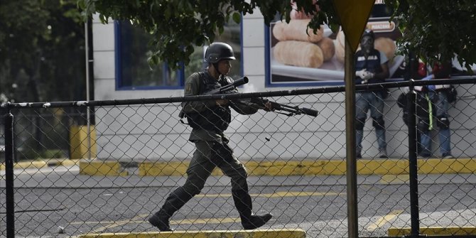 Venezuela'da silahlı kuvvetler, sınır bölgesinde eski FARC mensuplarına operasyon düzenledi