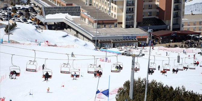 Palandöken'deki turizmciler salgına rağmen kış turizmi sezonundan memnun