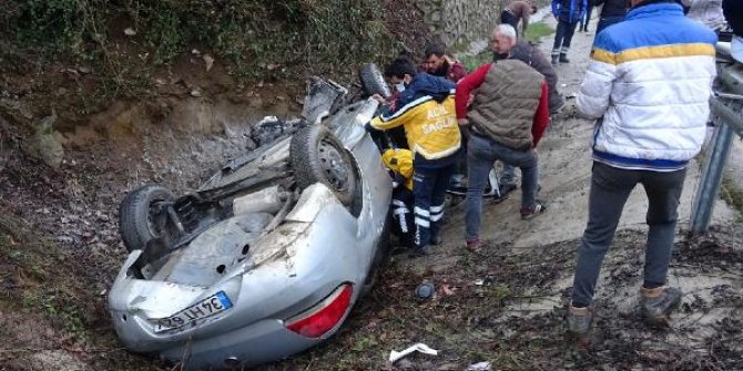 Otomobil şarampole yuvarlandı, kurtarma çalışmalarını izleyenler canlı yayın yaptı: 2 yaralı