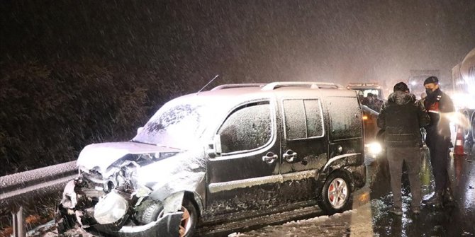 Bolu'da kar yağışı ulaşımı olumsuz etkiledi