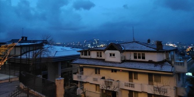 İstanbul'da bazı bölgelere kısa süreli kar ve dolu yağdı