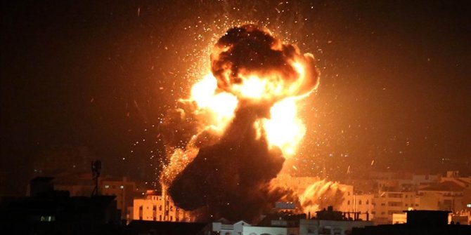 İsrail savaş uçaklarıyla Gazze'yi vurdu
