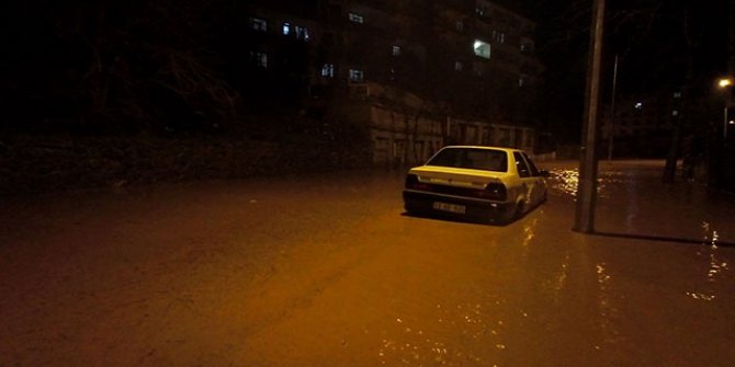 Bingöl'de sel; evler su altında kaldı
