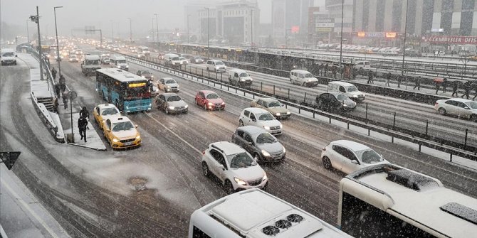 İstanbul'da kar yağışının etkisiyle trafikte yoğunluk yaşanıyor