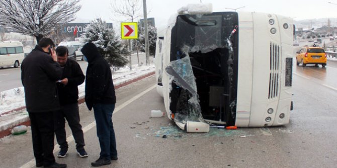 Afyonkarahisar'da servis midibüsü devrildi: 10 yaralı