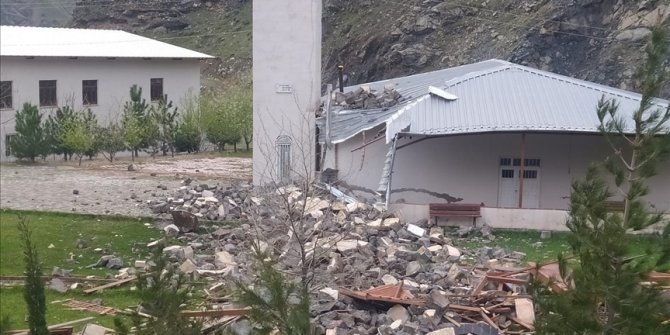 Bingöl ve Batman'da fırtınada bazı binaların çatıları uçtu