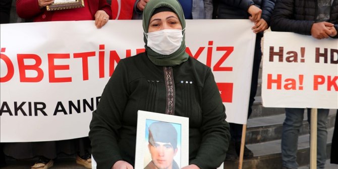 Diyarbakır'daki evlat nöbetine bir aile daha katıldı