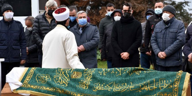 Müzisyen Cem Adrian, babasını son yolculuğuna uğurladı