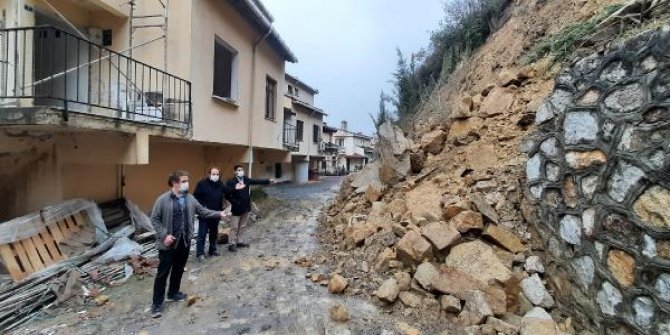 Karamürsel'de, 24 villanın olduğu bölgede meydana gelen heyelan kamerada