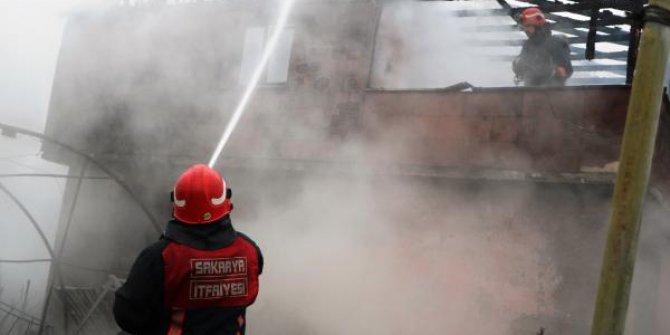 Sakarya'da sera deposunda yangın