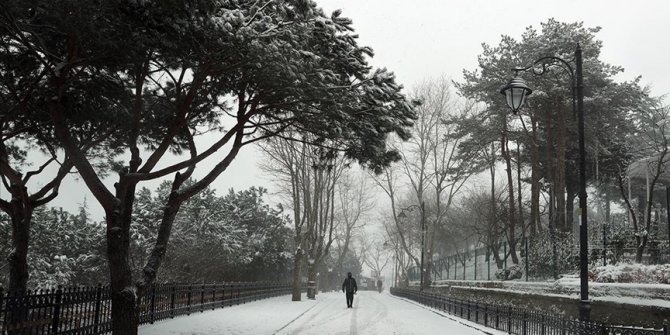 İstanbul'da yüksek kesimlerde kar yağışı etkili oluyor