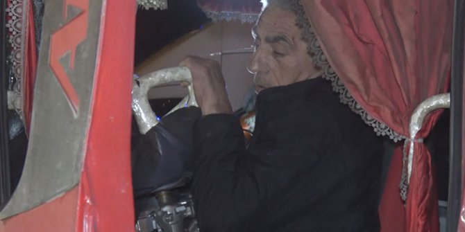 Kamyon trafik levhasına çarptı: Araçta sıkışan sürücü 1 saatte kurtarıldı
