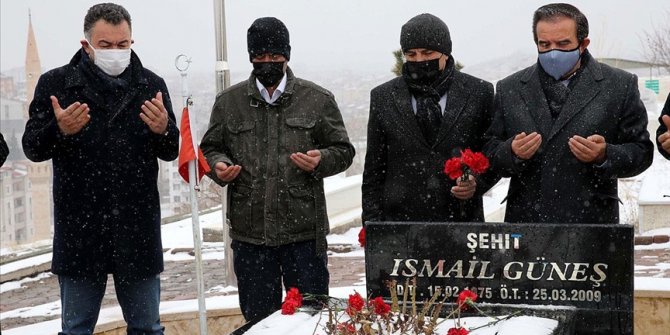 Sivas'ta meslektaşları, Muhsin Yazıcıoğlu ile aynı kazada ölen gazeteci İsmail Güneş'i kabri başında andı