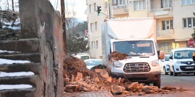 Sivas'ta istinat duvarı park halindeki kamyonetin üzerine yıkıldı