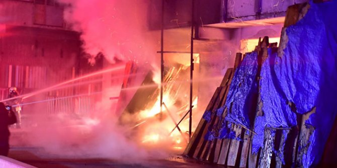 İzmir'de marangoz atölyesi alev alev yandı